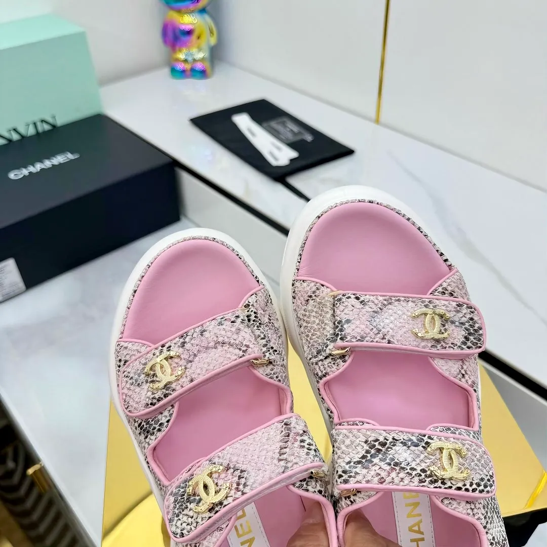 👟👟Ex-factory price 680👟👟 Top version... Chanel｜Chanel Xiaoxiang Velcro Beach Slippers Slippers Casual Beach Shoes 25ss Spring and Summer New Style! Beach shoes are a hit all over the internet! The latest model from the counter, I am still willing to buy it on my feet. It must be ranked among the most popular models. It is invincible in all seasons. Various bloggers and Internet celebrities can see the matching styles. Highly recommended. Pearlescent sheepskin upper, sheepskin lining, suede for feet. Original open-molded TPU outsole size: 35-40 (customized for 40 and 41). Full set of original packaging 👉 👉 👉 👉 👉